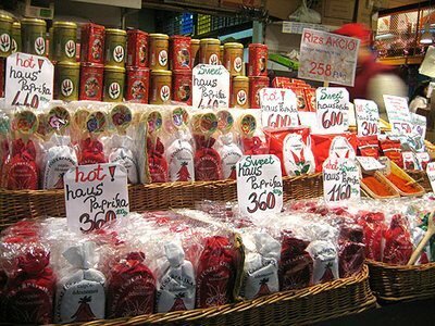 Всевозможные виды и сорта красного перца продаются в Венгрии на каждом шагу