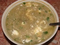 Подать грибной крем-суп со сметаной и зеленью петрушки