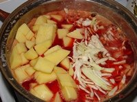 Добавить нарезанные овощи в кипящий борщ