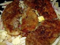 Пласты обжаренного мяса выкладываем на противень вместе с сырым картофелем-фри