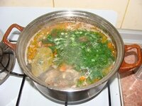 Зелень и лавровый лист добавляем в суп в конце приготовления